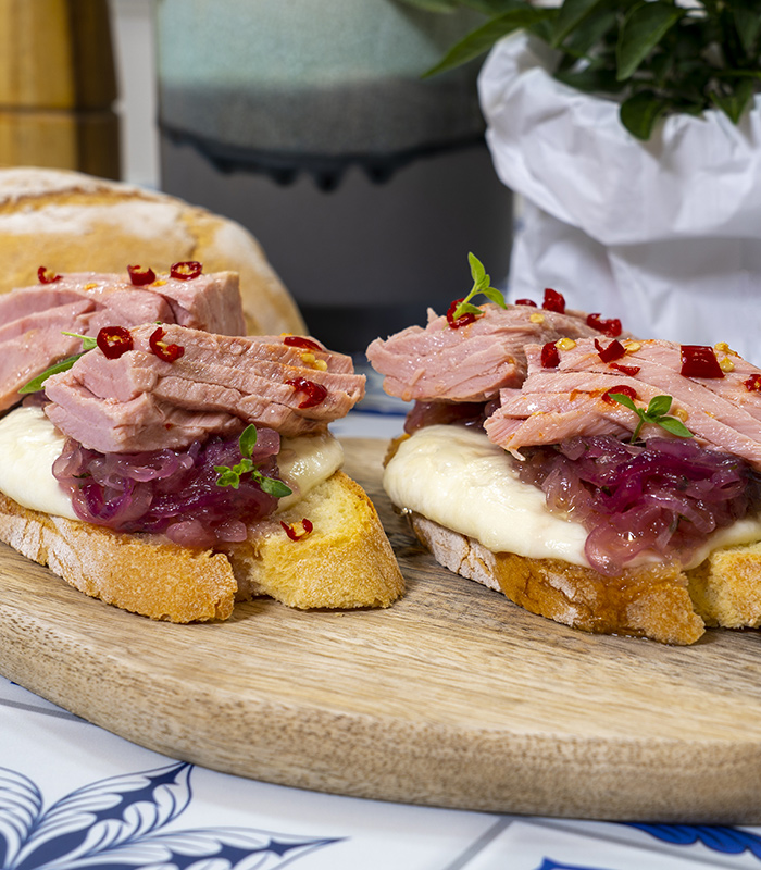 Bruschetta aux Filets de Thon et Piment, Oignons et à la Mozzarella