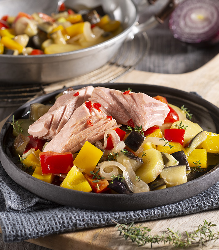 Filets de thon au piment fort, aubergine et poivrons au thym