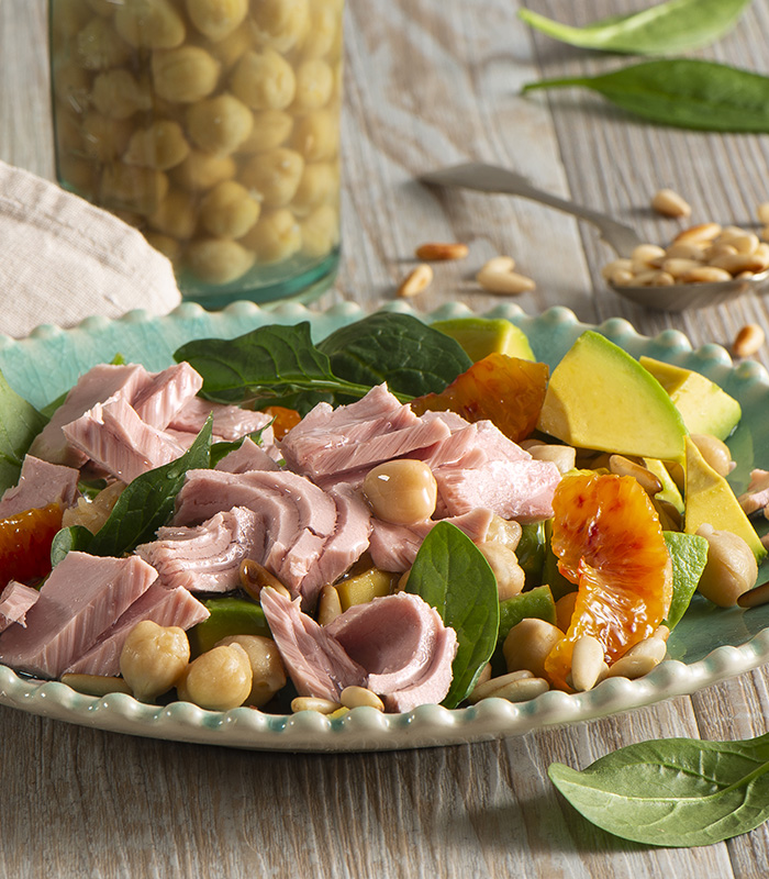 Salade au thon, pois chiches, avocat et orange