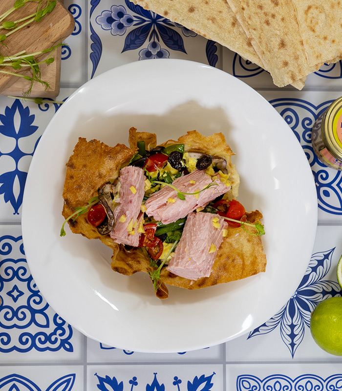 Salade estivale au citron vert et au gingembre dans une galette de pain