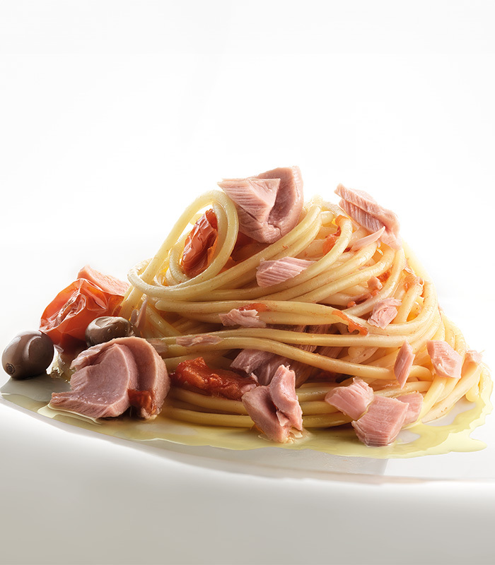 Spaghetti thon, tomates cerises fraîches et olives
