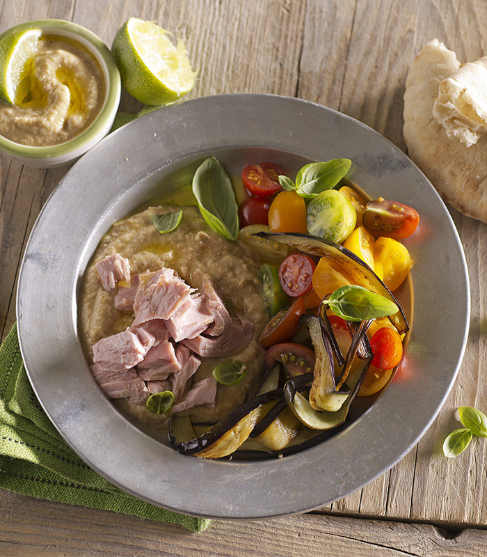 Thon avec houmous, aubergines grillées et tomates cerises